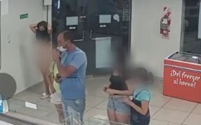 Inusual: en Godoy Cruz, una mujer se desnudó en heladería para usar la ropa como barbijo