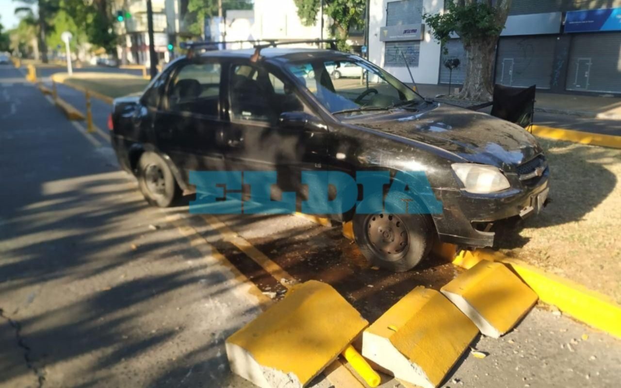"Rozó" la bicisenda de diagonal 74 y rompió el auto: se reavivó un viejo planteo vecinal