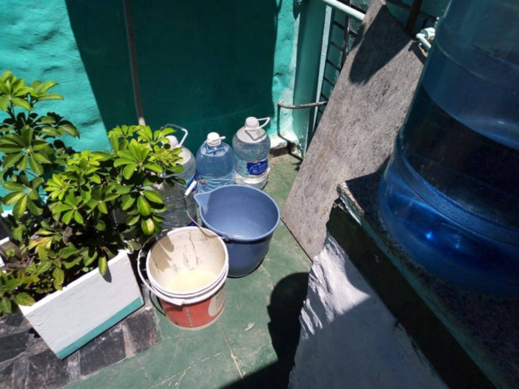 Calor, sin agua ni luz: usuarios en clara desventaja
