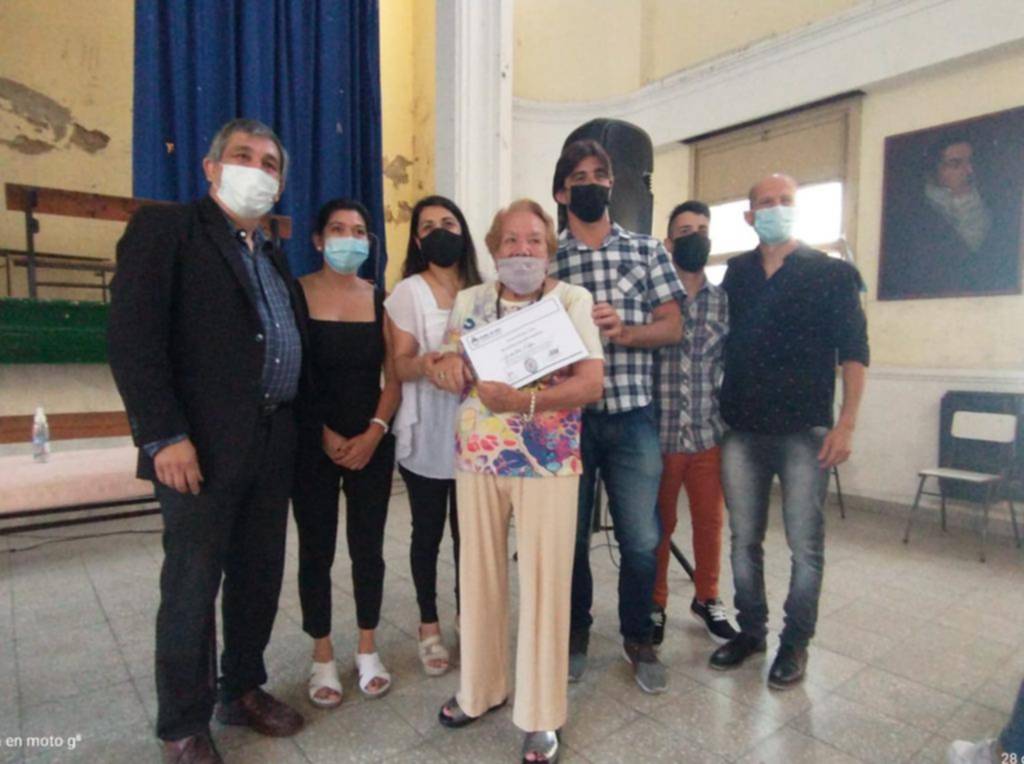 Con 90 años terminó la Secundaria