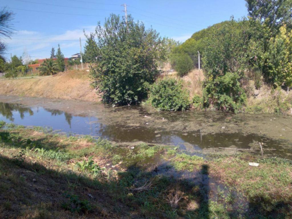 Reclamo por basura que ingresa al arroyo Rodríguez