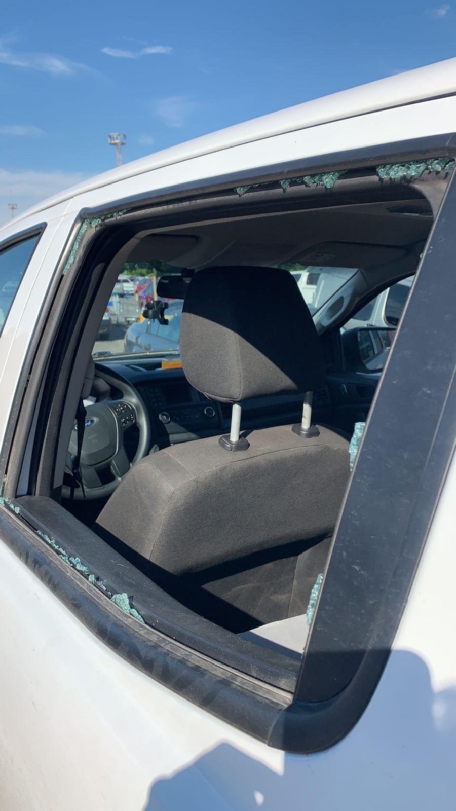 Rompen una ventanilla para robar una laptop frente a la Legislatura