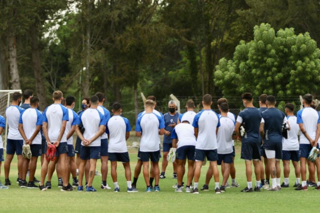 Con cuidados y barbijos, Gorosito se reencontró con sus futbolistas en Abasto