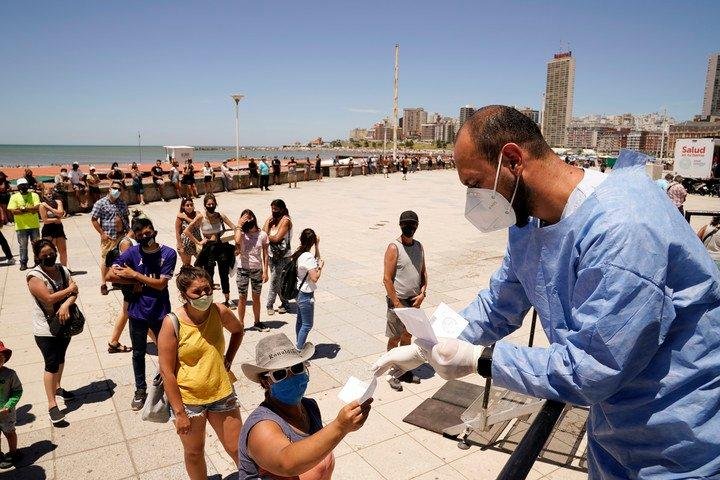 Varias cuadras de cola para hisoparse en Mar del Plata