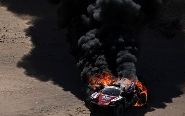 Explosión y dudas: investigan el estallido de un auto del Dakar