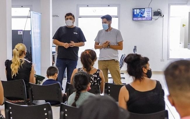 Entrega de documentos a vecinos de Solano 