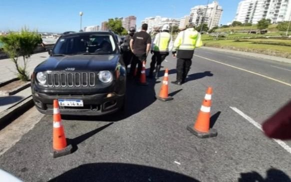 Dijo que era el representante de L-Gante para evitar el test de alcoholemia: se atrincheró en su auto