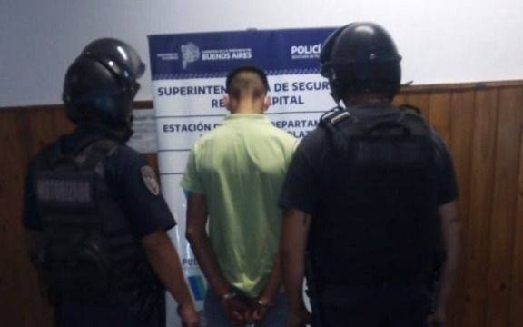El Mercadito: lo detuvieron en una moto robada y le pegó a una mujer policía