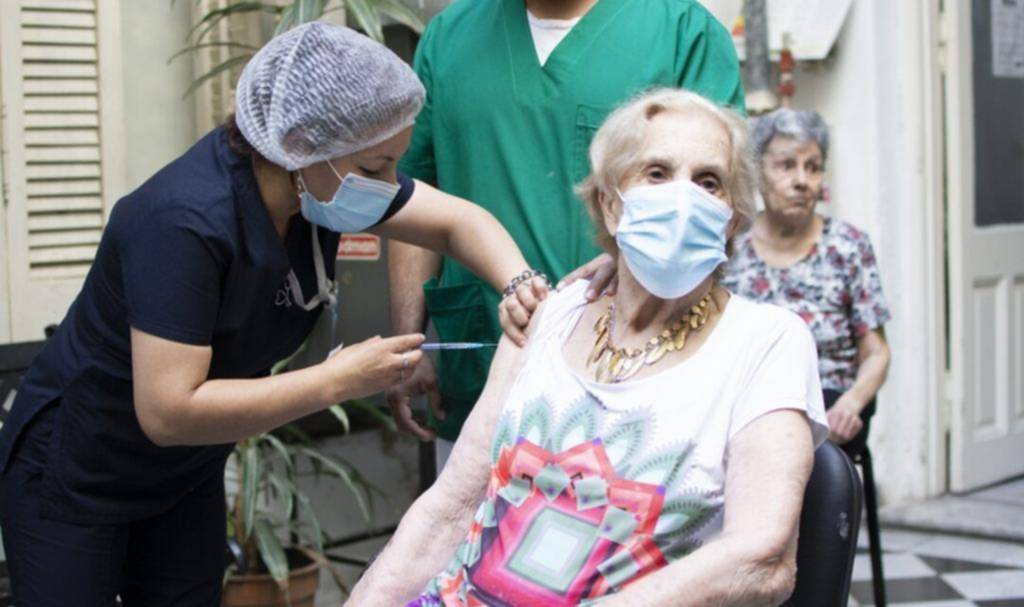 Preocupa la falta de terceras dosis en hogares de adultos mayores