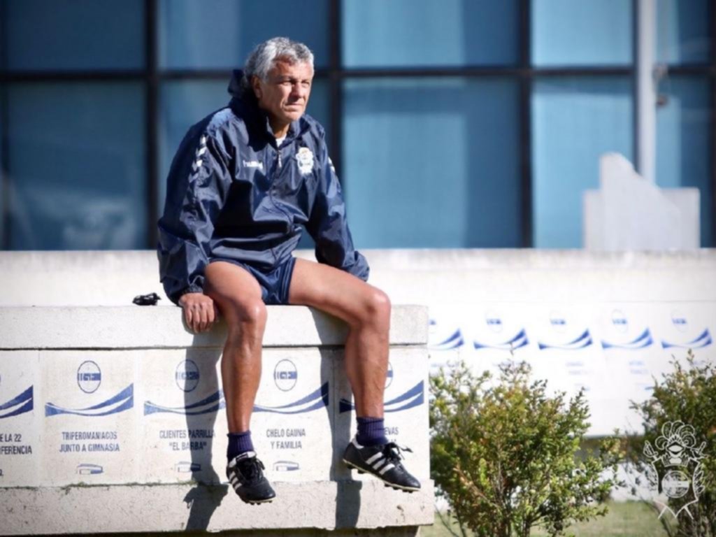Sin refuerzos y con ausencias en el plantel, Pipo Gorosito se impacienta