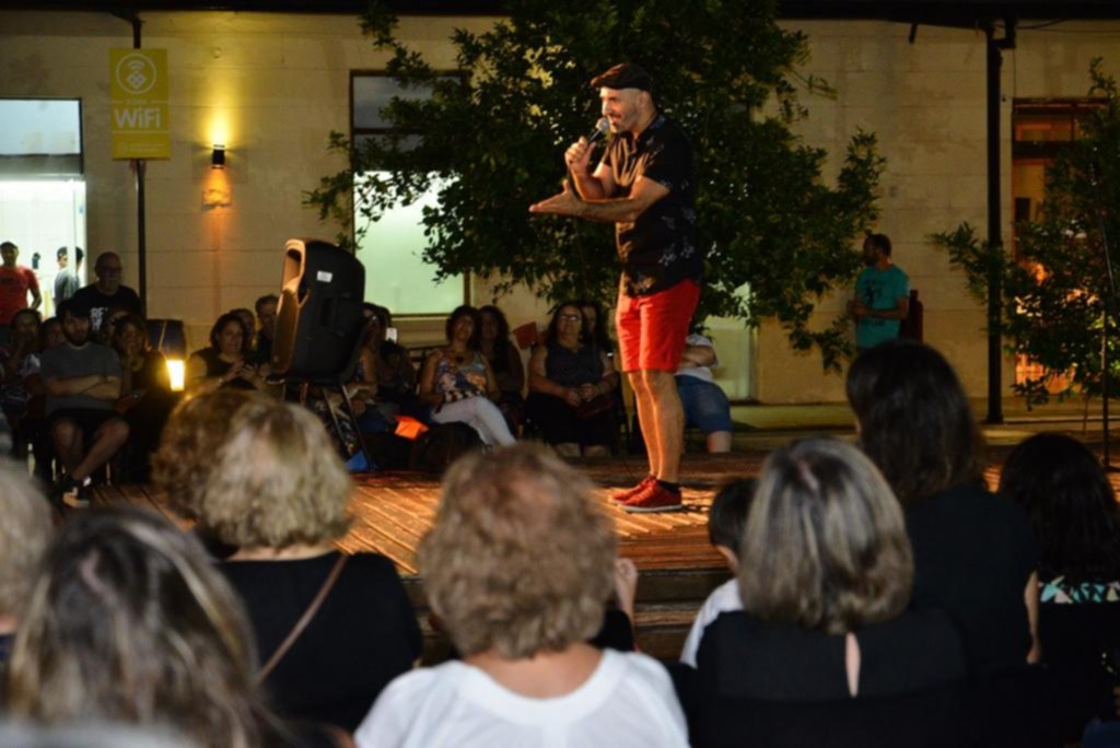 Nochecitas al aire libre: vuelve el ciclo de verano “Cuentos bajo la luz de la luna”
