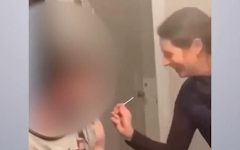 Una profesora vacunó a un alumno contra el Covid y se armó un escándalo en EE UU