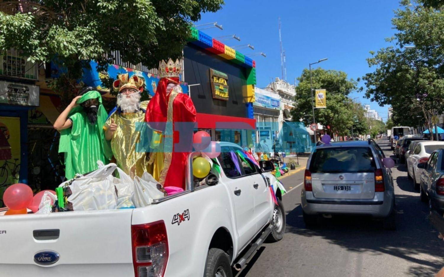 Los Reyes Magos pasaron por La Plata, entregaron regalos y dibujaron sonrisas en los más chiquitos
