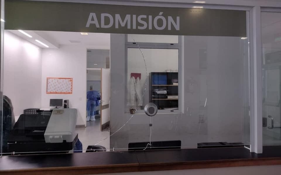 Así quedó la guardia después del violento ataque al personal de salud en el Hospital Rossi