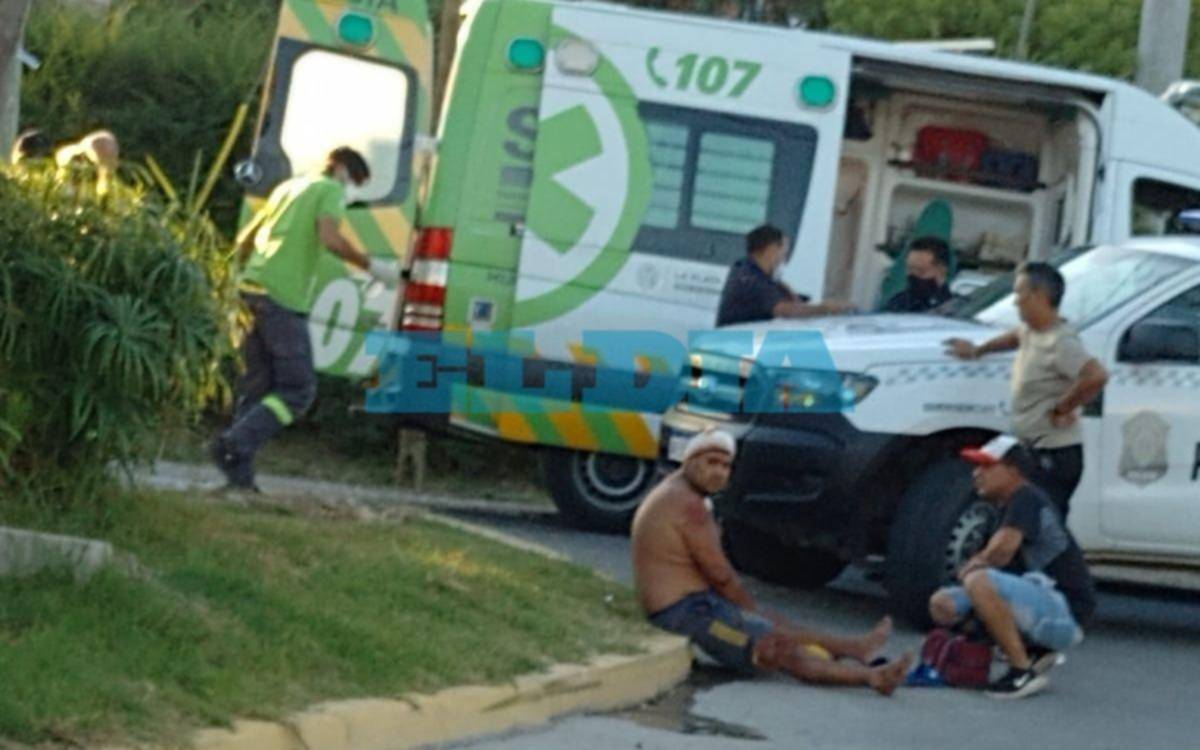 Atropelló a una moto en Gonnet y escapó: una hora después se entregó en la comisaría