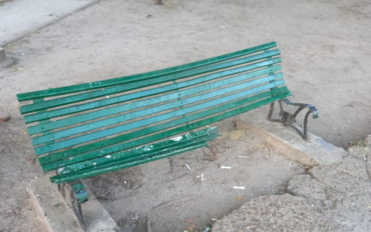 Vecinos de La Loma "tristes y enojados" por el abandono en el que se encuentra Plaza Azcuénaga