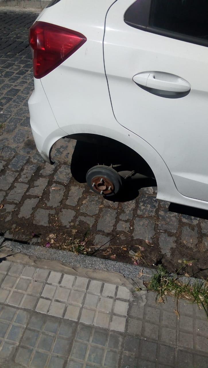 Otro vehículo que quedó en dos ruedas: ocurrió en la calle 15 entre 59 y 60