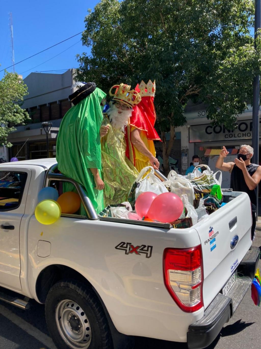 En una misión solidaria, los Reyes Magos recorrieron distintas zonas de la Ciudad