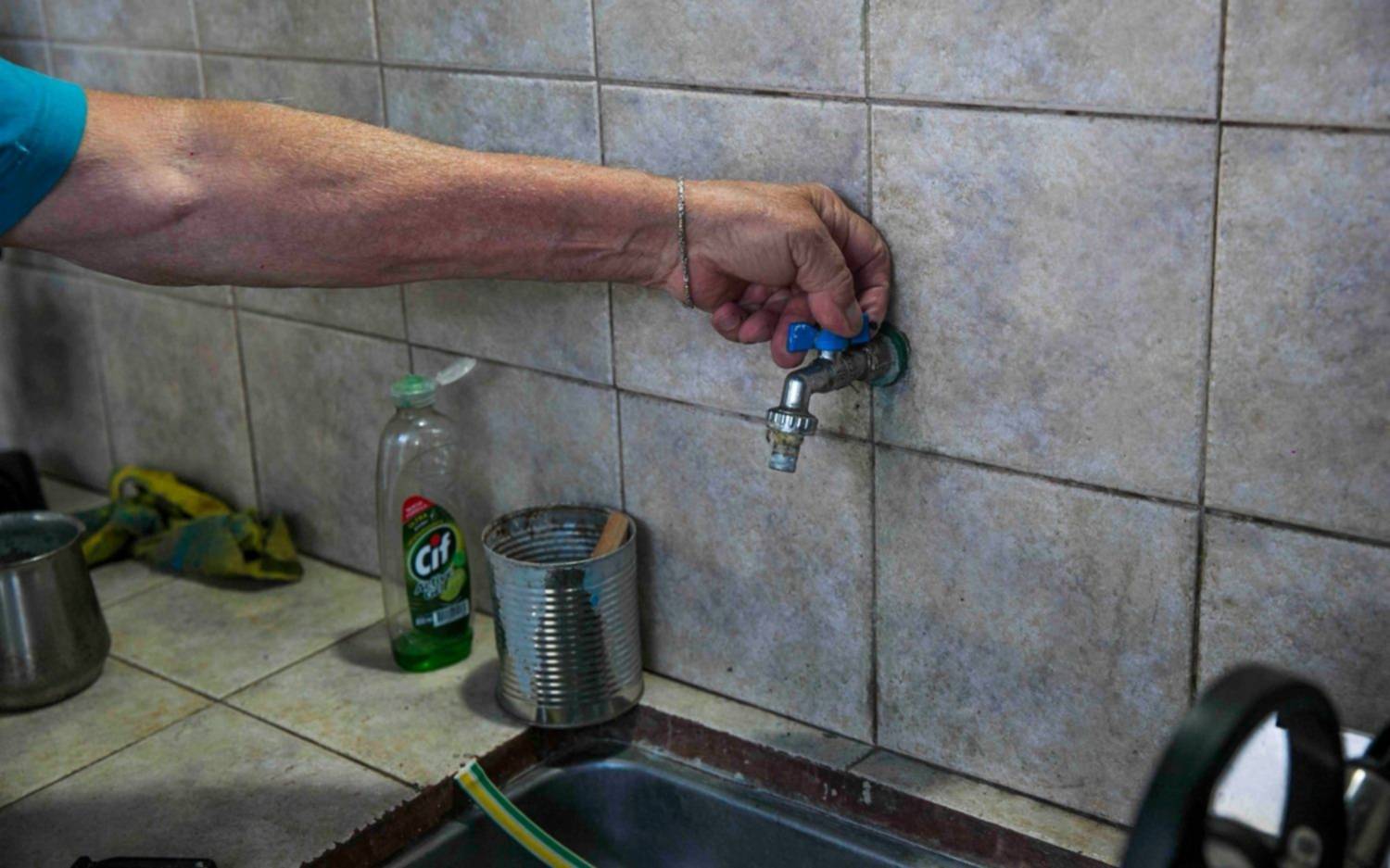 Un juez platense intimó a Absa para que en 48 horas asegure la provisión de agua en Tolosa