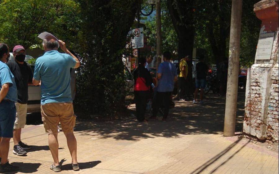 Al caos de los turnos en 20 y 50 se le sumó la falta de personal por Covid
