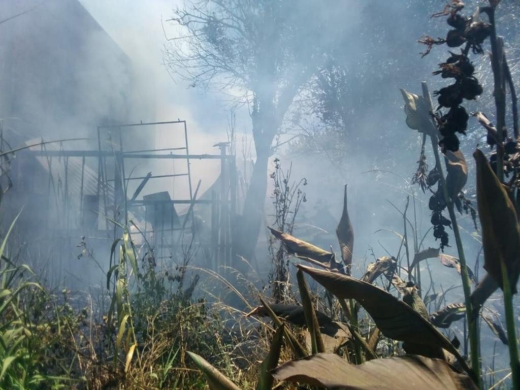 Tensión por un incendio de grandes proporciones en un galpón de San Carlos