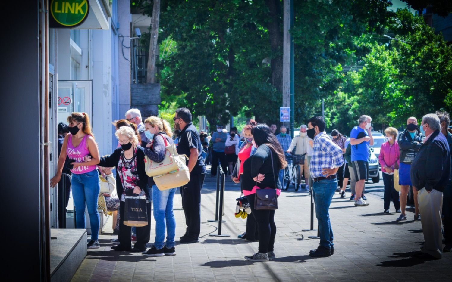 Por la ola de calor extremo restringirán actividades en la Ciudad  