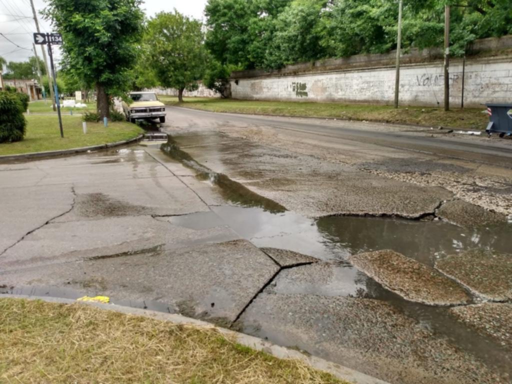 Quejas vecinales por el pavimento destruido en 134 y 76