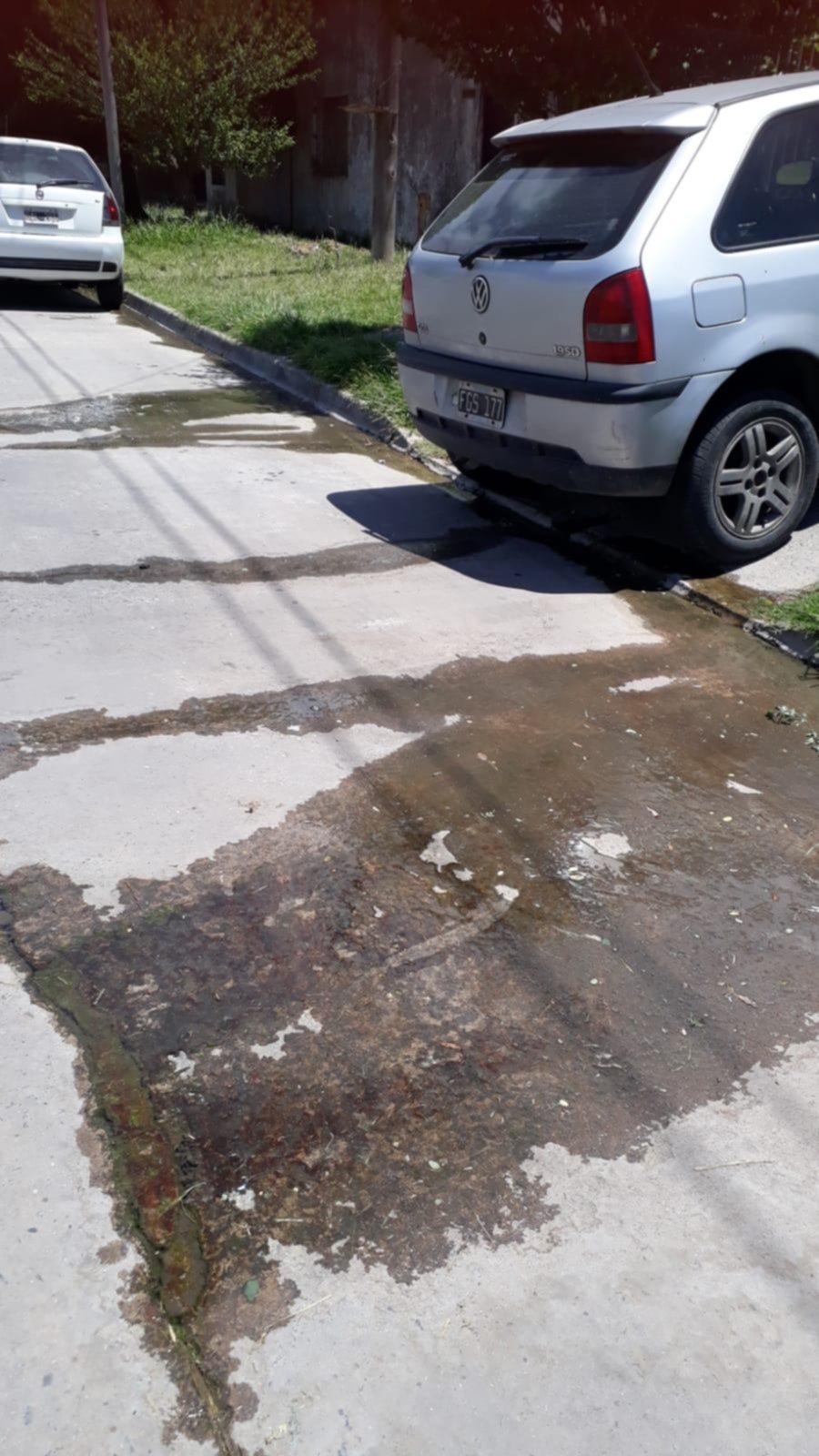 Dicen que un hombre cayó por el verdín de un caño roto