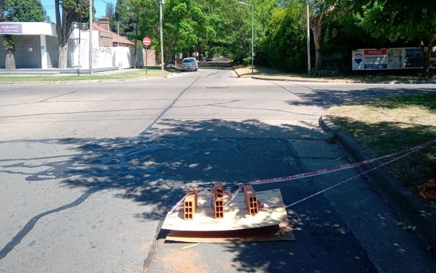 Se robaron una tapa del desagüe pluvial y los vecinos reclaman su reposición: "Es un peligro"