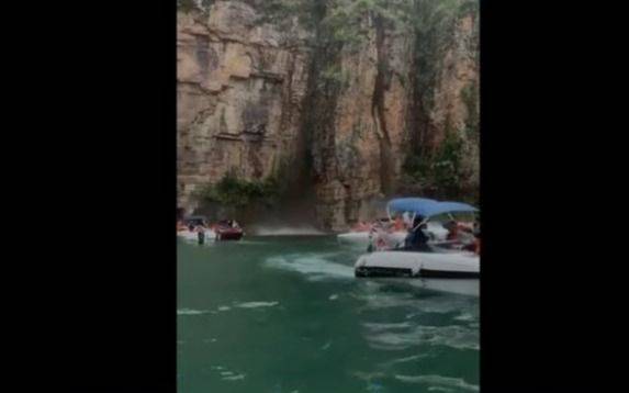 Retoman la búsqueda de desaparecidos tras el derrumbe en acantilado de Brasil que mató a 8 turistas