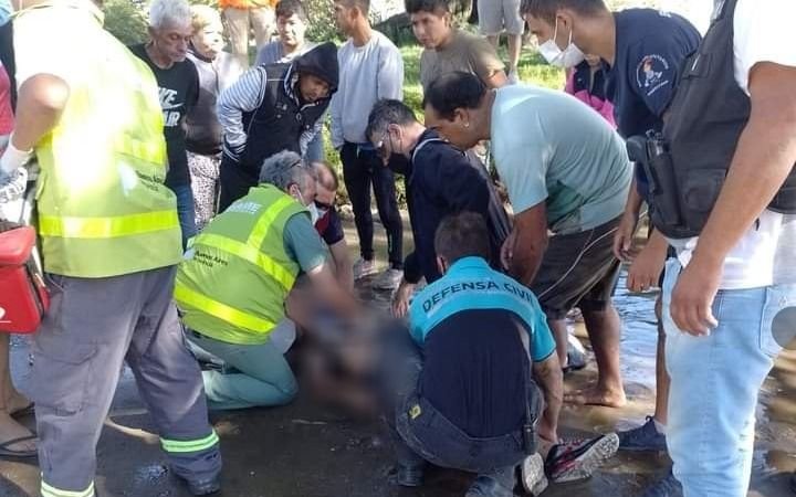 Conmoción en Berisso: se metió al río a rescatar a sus dos nenes y murió ahogado
