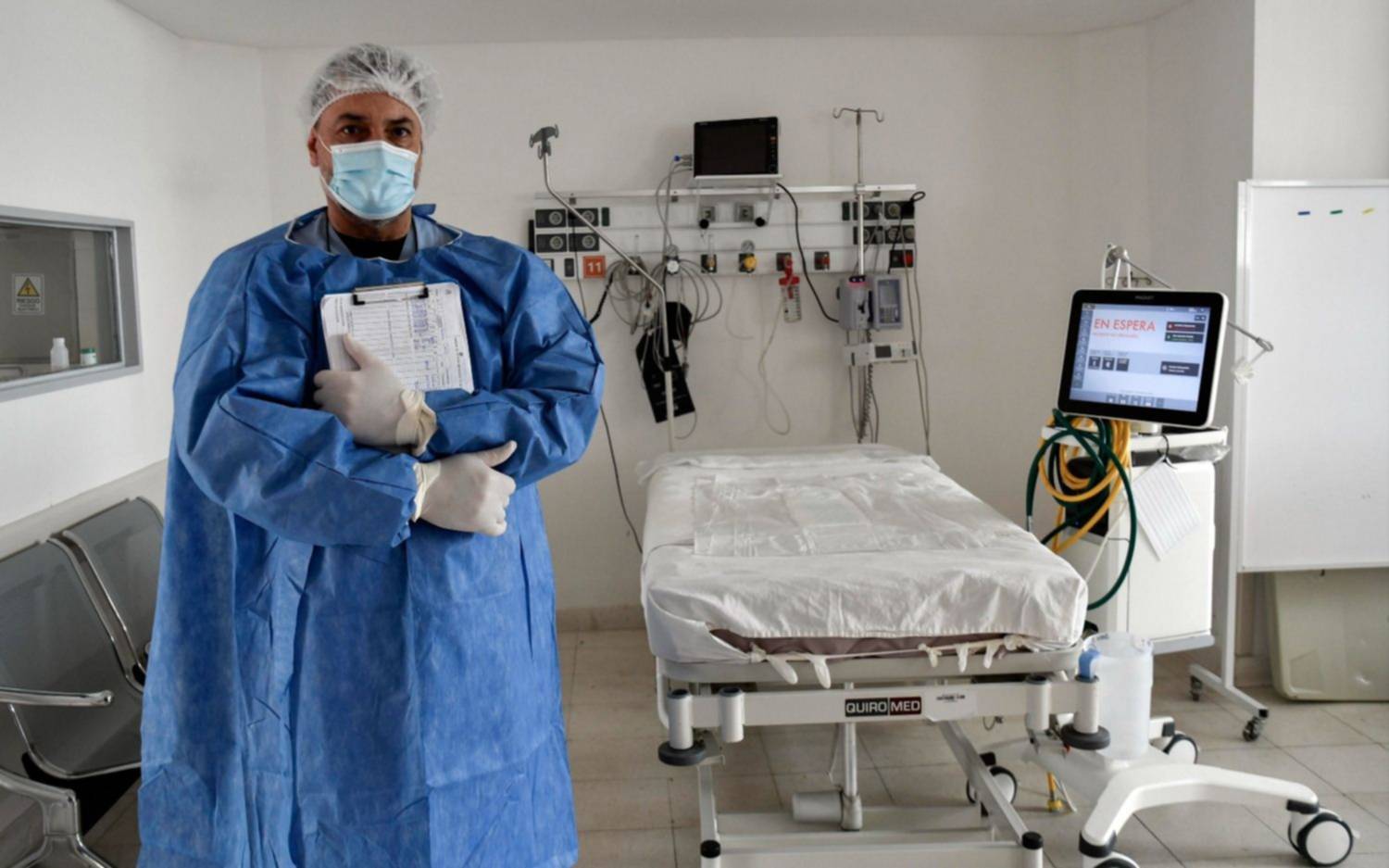 El Gobierno evalúa reducir más el tiempo de aislamiento para el personal de salud