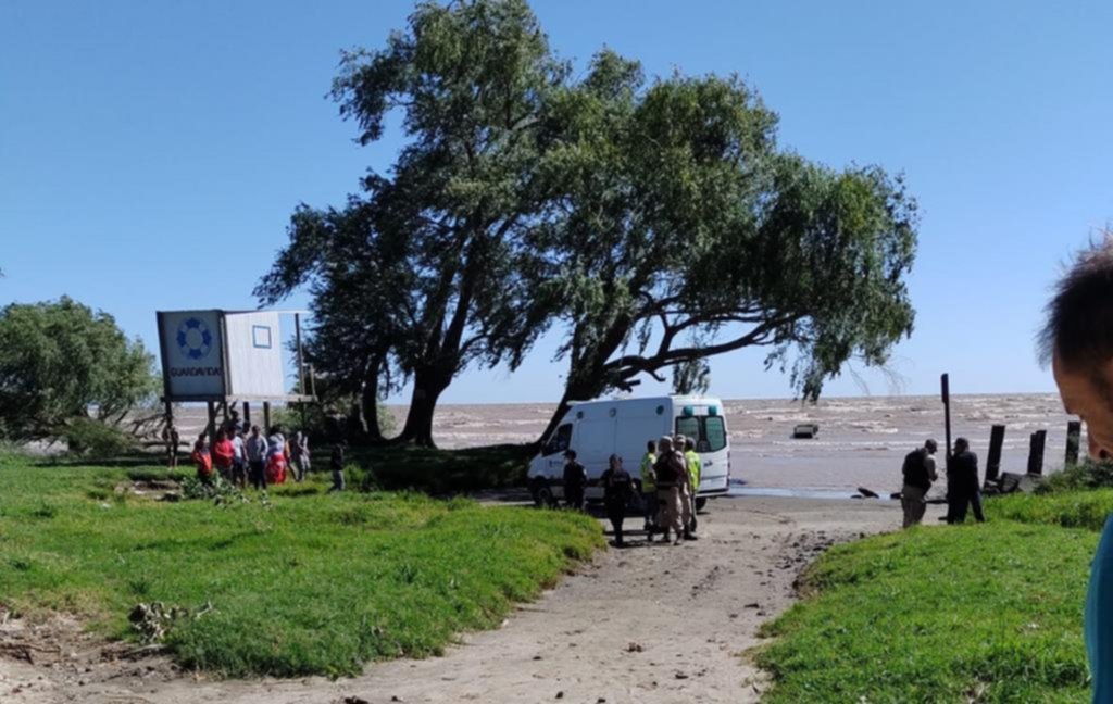 Se tiró al río a sacar a sus hijos que no podían volver a la costa y murió ahogado