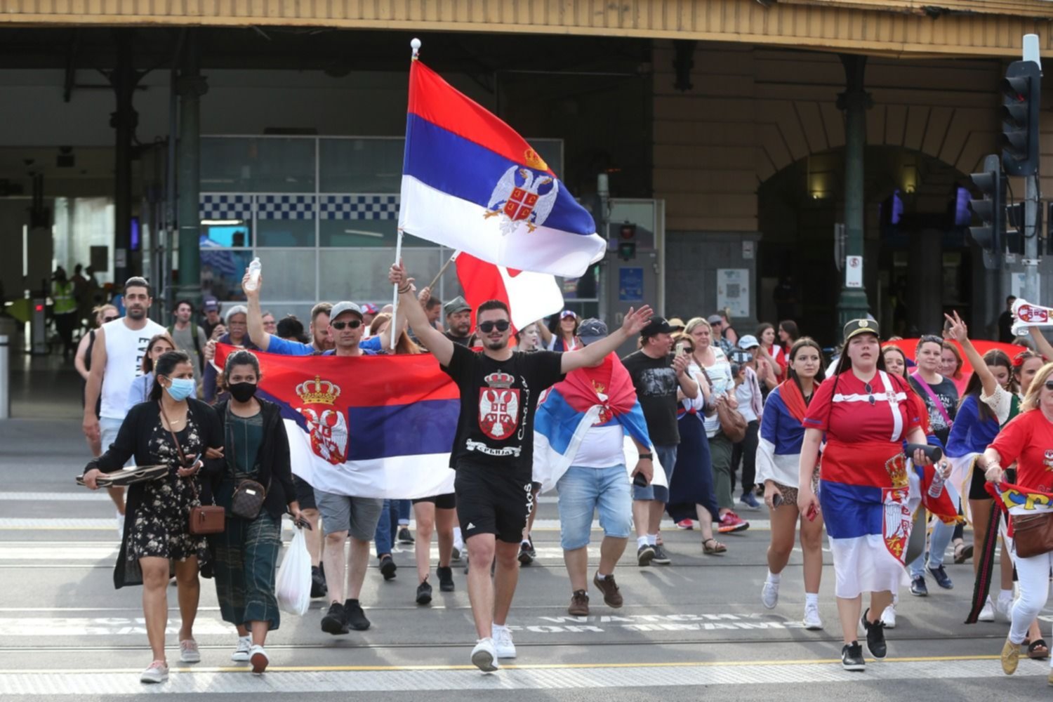 La justicia australiana ordena la liberación de Djokovic