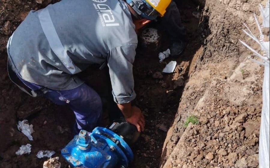 Faltará agua en dos barrios platenses por obras, en medio de la ola de calor agobiante