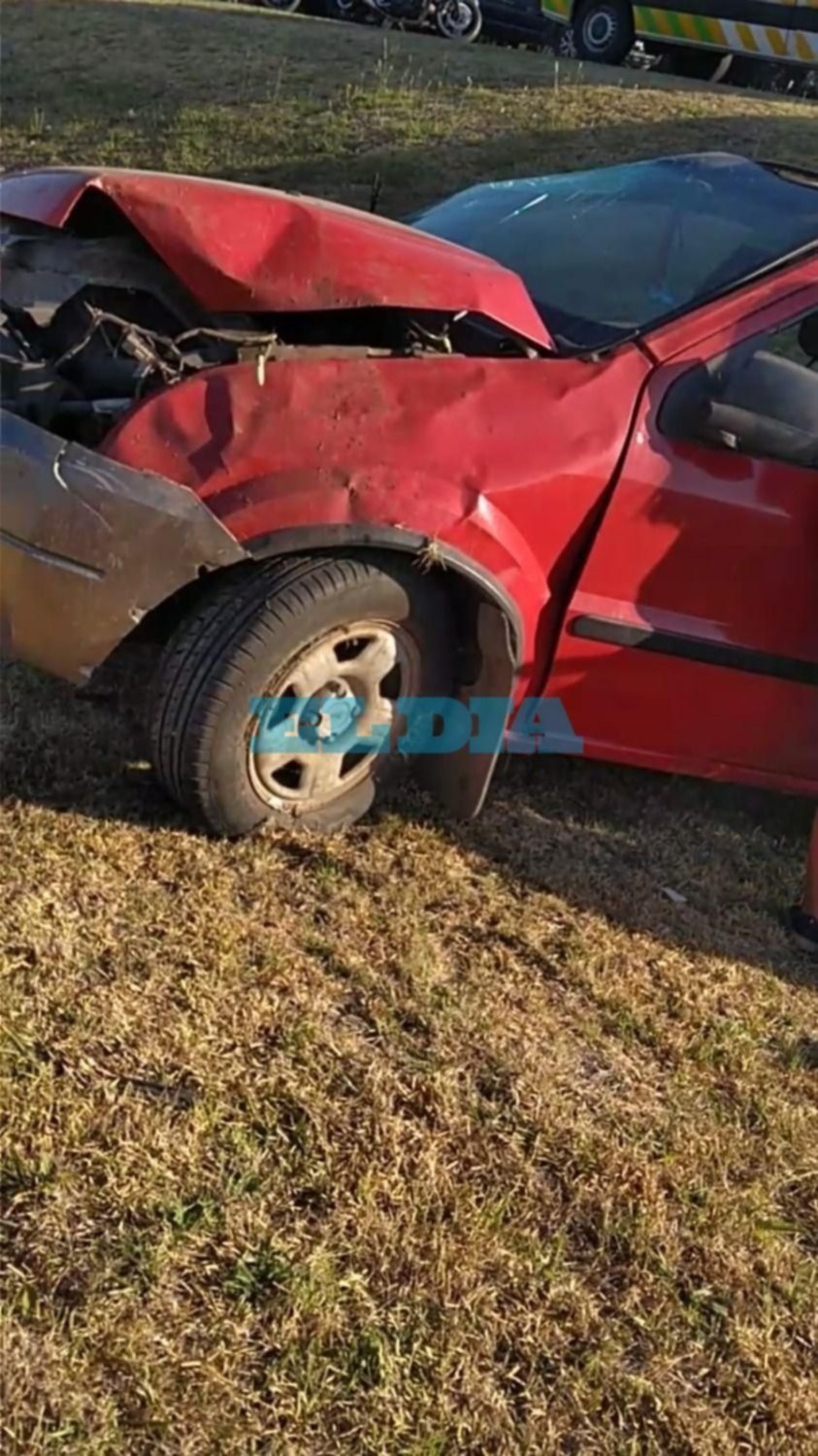 Pinchó una rueda en Ruta 2, volcó y casi se matan: iba una mujer con sus tres hijos