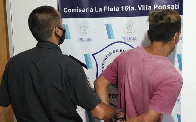 Villa Alba: amenazó a su vecina con prenderle fuego la casa y el auto, e intentó golpear a la policía