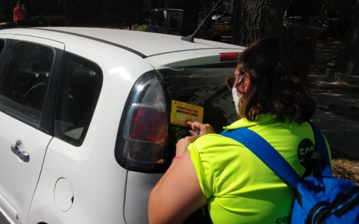 Estacionamiento descontrolado en La Plata: en una mañana labraron 100 actas de infracción