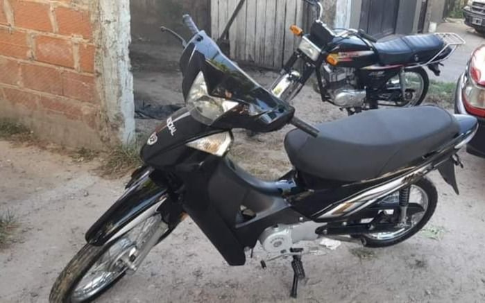 Le robaron la moto a un repartidor a punta de pistola en Berisso: pide ayuda porque la necesita para trabajar