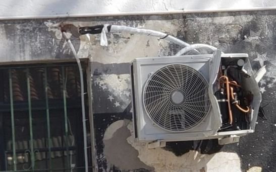 En plena ola de calor, se le prendió fuego el aire acondicionado y murió por tirarle agua
