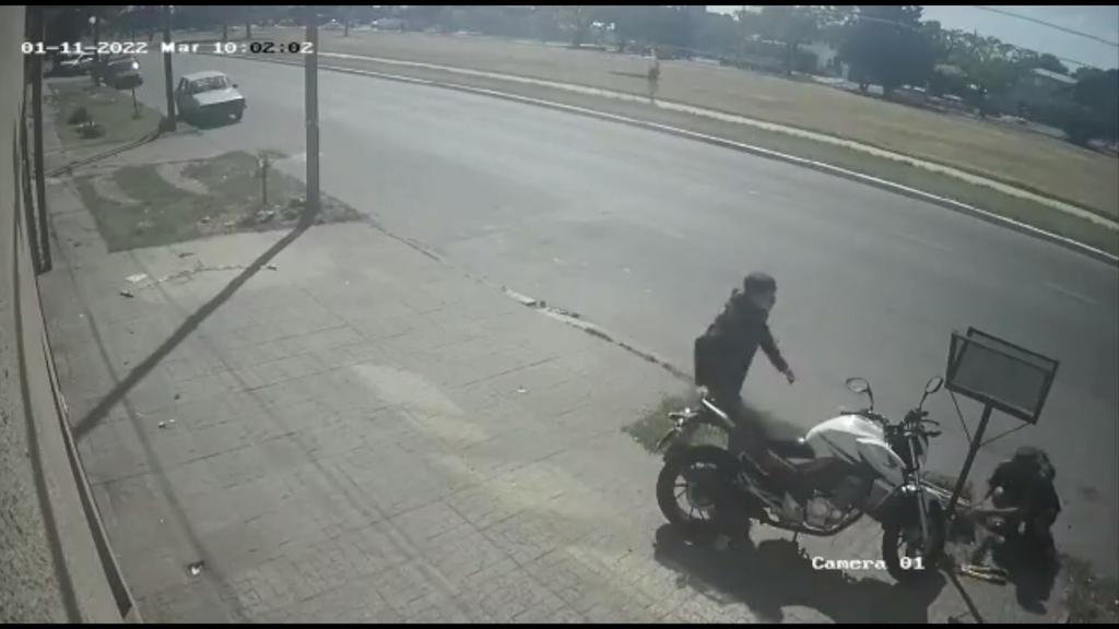 Con una tenaza y en doce segundos, se llevan una moto de 72 entre 8 y 9
