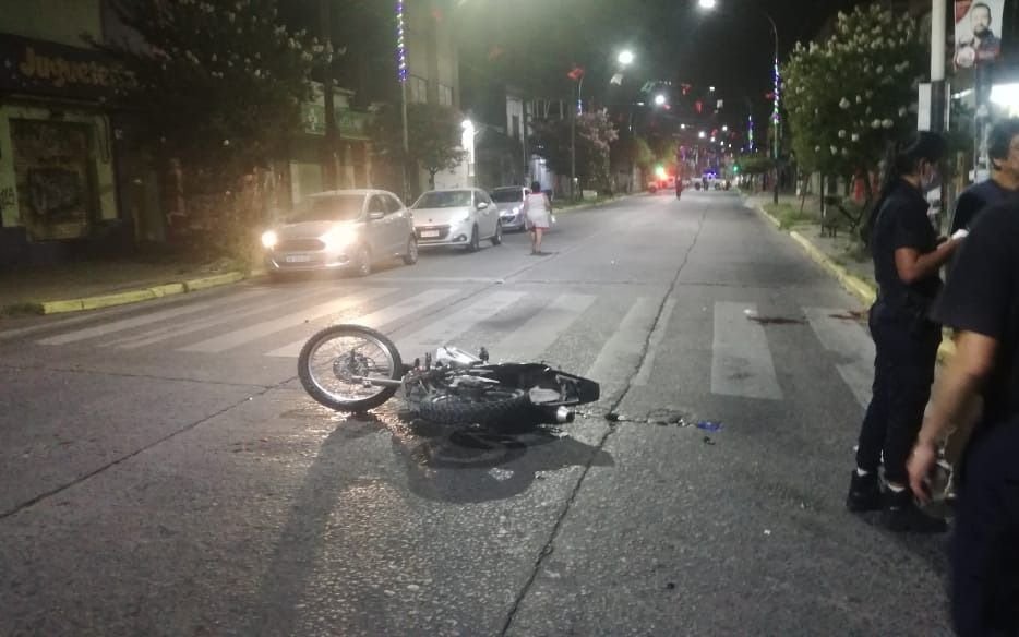 Un joven de 21 años en grave estado tras choque entre auto y moto en Berisso