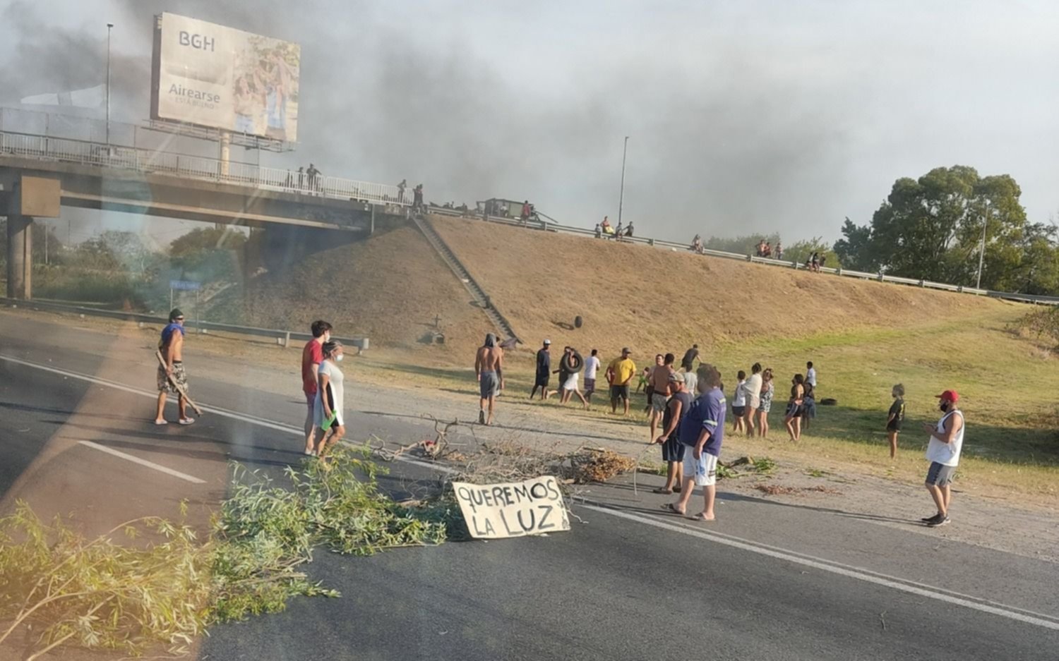 Caos en la Autopista La Plata - Buenos Aires: corte total por reclamos ante la falta de luz