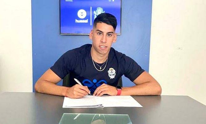 Cardozo estampó la firma y se sumó al plantel