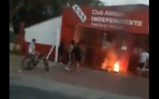 VIDEO. Así fue la batalla campal en la Autopista entre hinchas de Independiente y piqueteros que terminó con un muerto