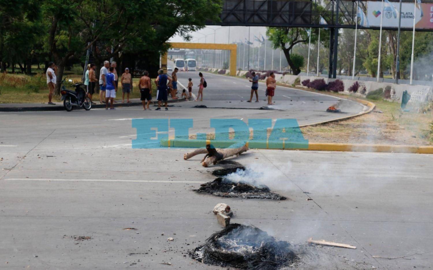 Cortaron la autopista Buenos Aires - La Plata por falta de luz: la respuesta de Edelap