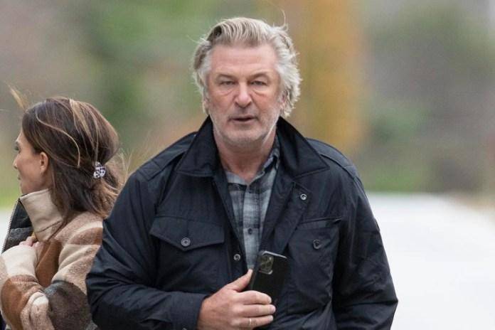 Finalmente, Alec Baldwin entregó su teléfono