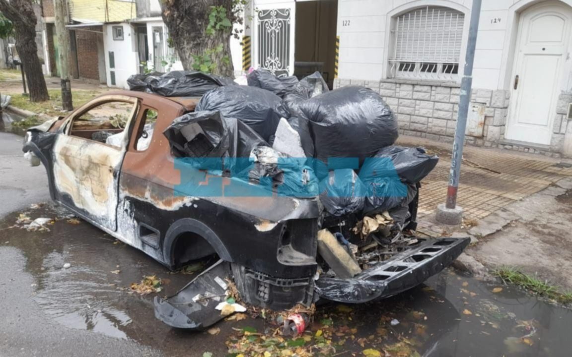 Insólito: malestar en El Mondongo por un auto abandonado que se transformó en un "basurero"