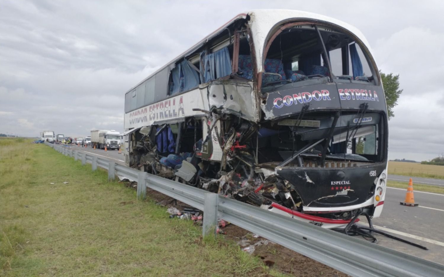 Otra vez la Ruta 7: un muerto y 12 heridos al chocar un micro y un camión en Carmen de Areco