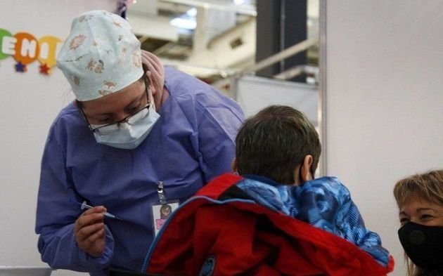 Salen al cruce de Kreplak tras criticar a pediatras "antivacunas" y hablar de "mala praxis"